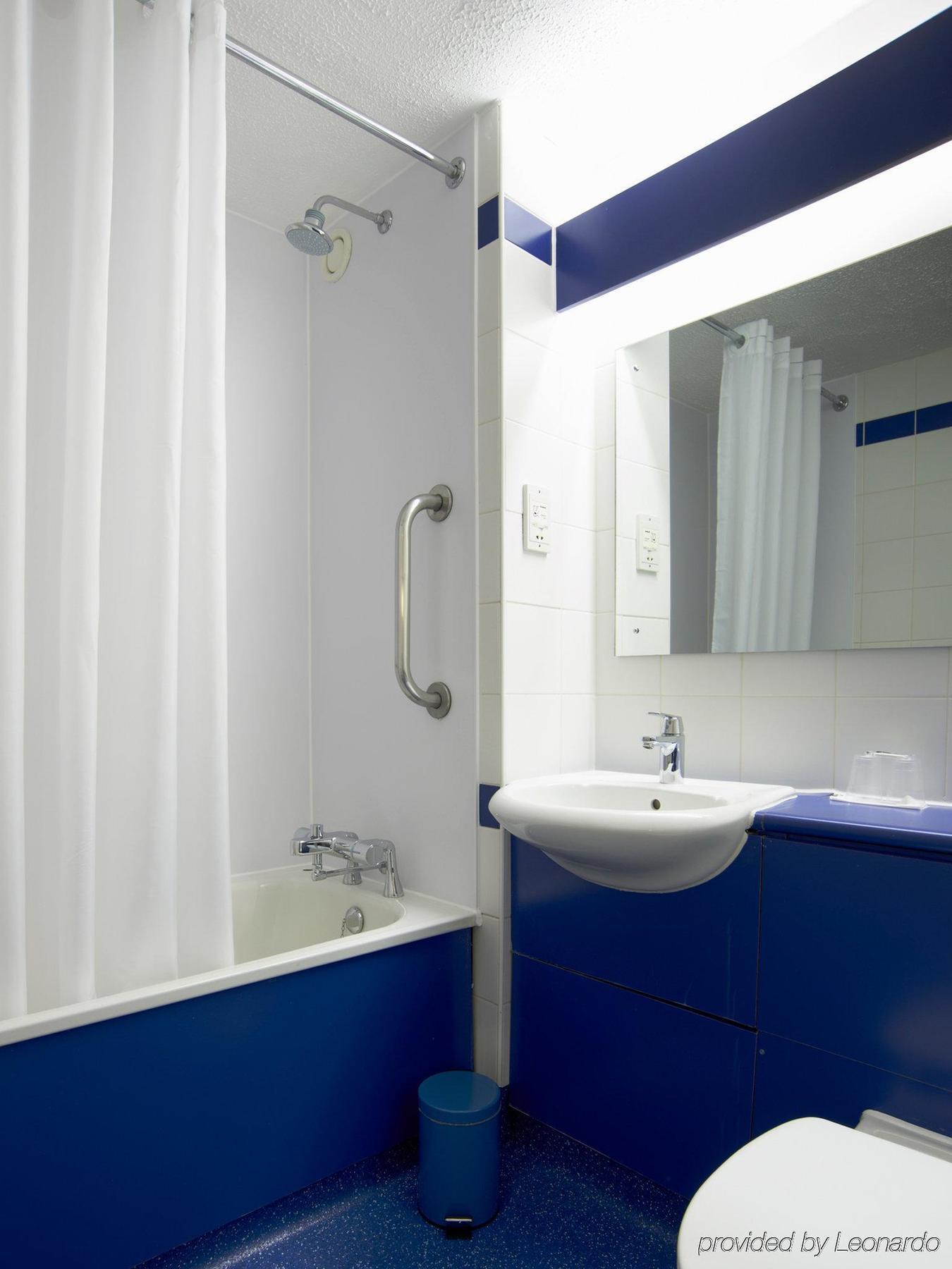 Travelodge Guildford Kültér fotó